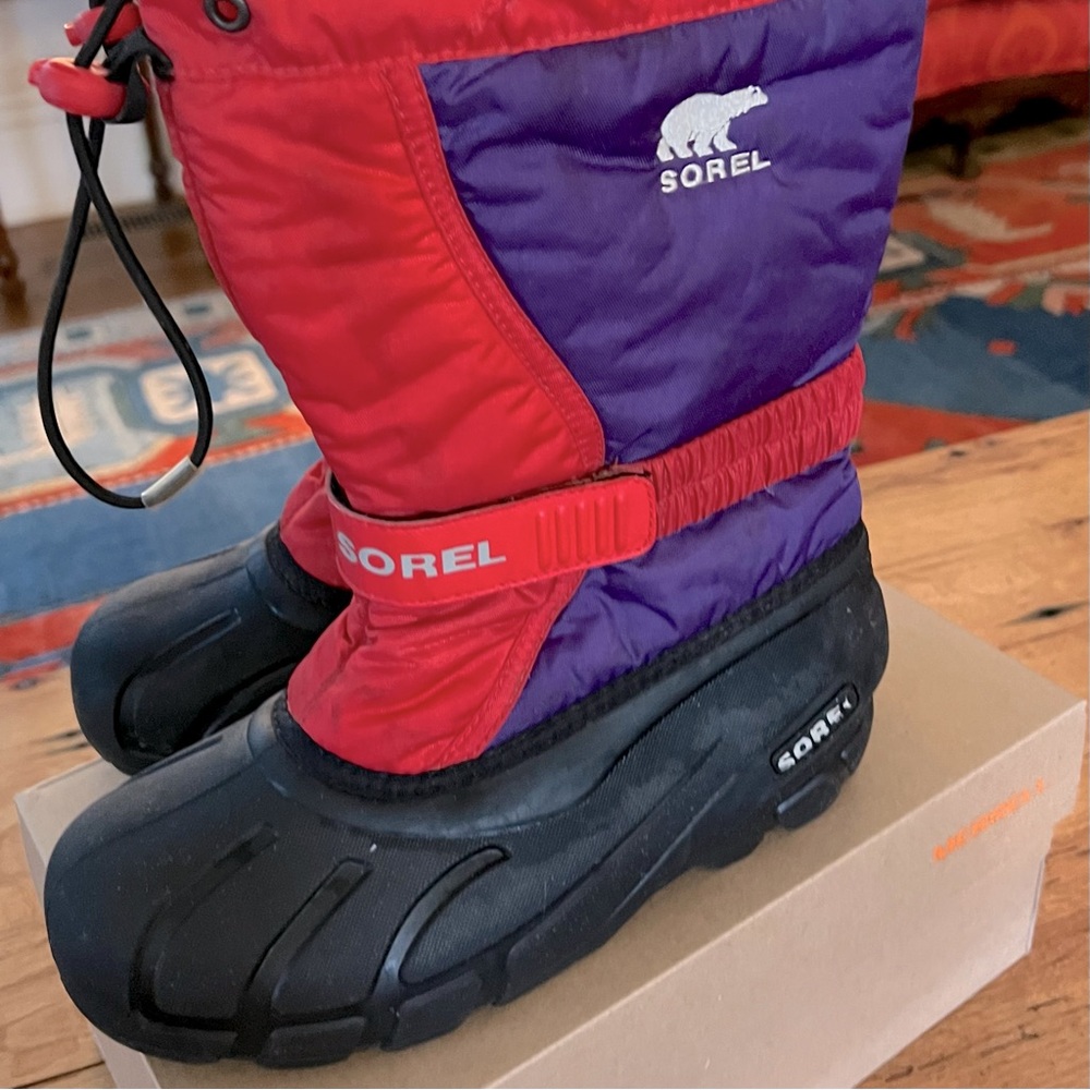 Sorel kids snow boots. Gently worn, great condition, no tears. Super warm.kids 4